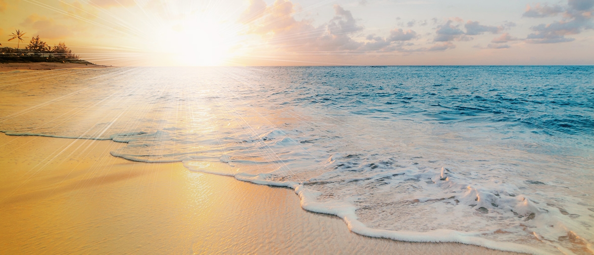 Imagem de uma praia ensolarada